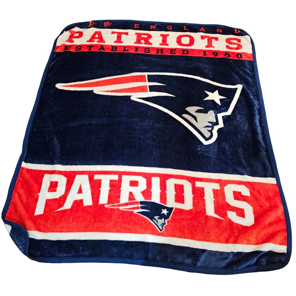 Northwest NFL New England Patriots Unisex-Adult Raschel Throw Blanket, 60" x 80"